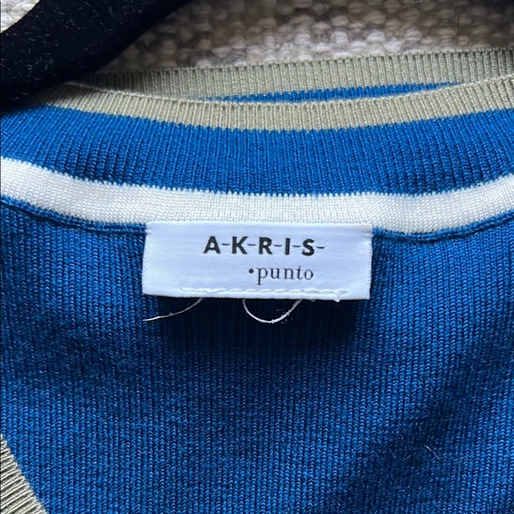 AKRIS Elegant Blue Cardigan set with White Accents - Picture 2 of 6